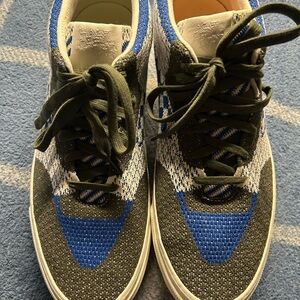 New men’s Vans size 12 half-cab skate shoes